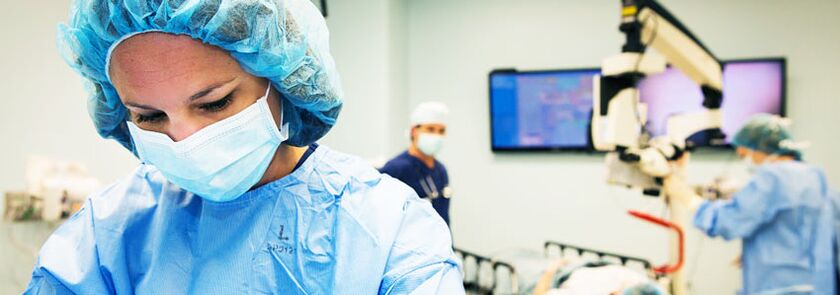 Chirurgen die plastische chirurgie uitvoeren voor borstvergroting