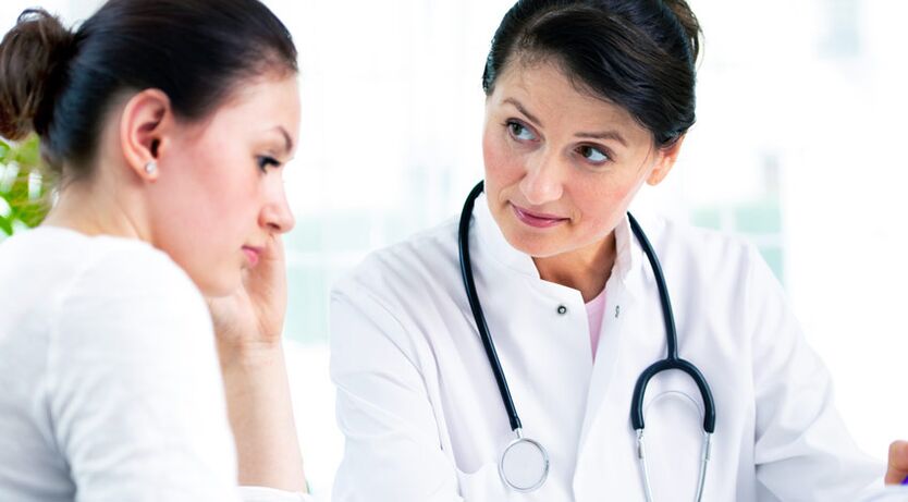 Een arts adviseert een patiënt over indicaties voor een borstvergroting.