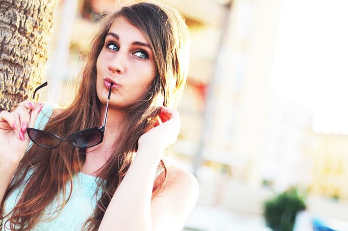 Een meisje denkt erover na of ze plastische chirurgie moet ondergaan voor een borstvergroting.